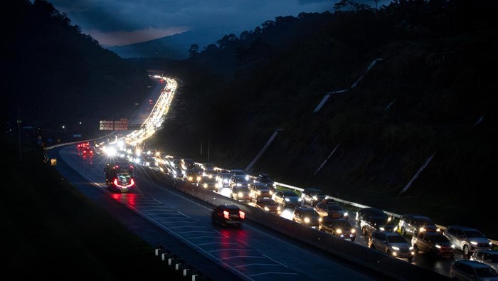 Kendaraan roda empat yang didominasi pemudik melaju perlahan di Tol Trans Jawa, Semarang-Solo Km 442 B, Bawen, Kabupaten Semarang, Jawa Tengah, Jumat (4/4/2025). Arus balik pada Jumat (4/4) atau H+3 Lebaran hingga pukul 19:00 WIB, volume kendaraan dari arah Solo dan Jawa Timur yang akan menuju Jawa Tengah bagian barat, DKI Jakarta dan Jawa Barat melalui jalur tersebut terpantau padat merayap. ANTARA FOTO/Aji Styawan/nym.
