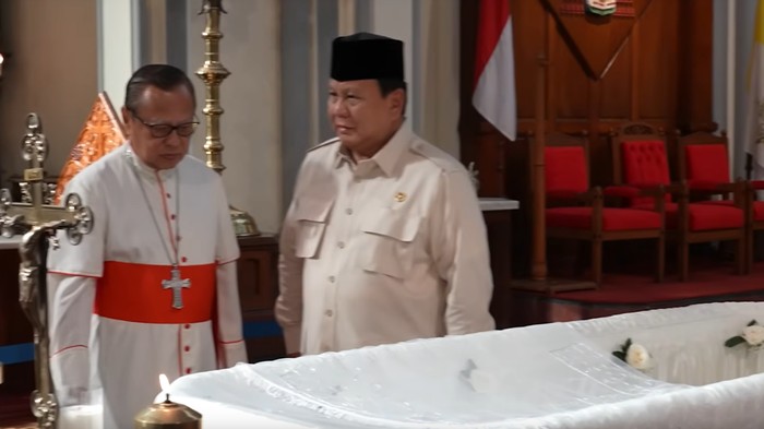 Presiden Prabowo Subianto berbelasungkawa atas wafatnya Uskup Emeritus Keuskupan Agung Kupang, Monsinyur (Mgr) Petrus Turang. Prabowo melayat ke Katedral, Jakarta Pusat, tempat jenazah mendiang disemayamkan, Jumat (4/4).