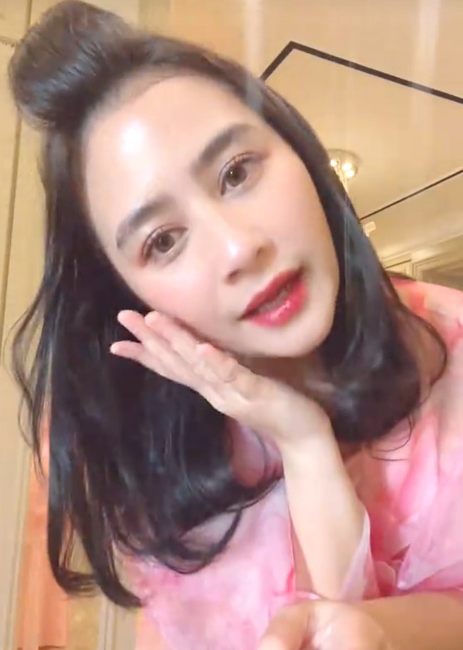 Aktris 28 tahun itu mengaku bangga dengan dirinya sendiri karena bisa makeup cantik di Hari Lebaran. “Tahun ini aku makeup nya lebih banyak pakai highlighter. Terus skincare, concealer, terus lots of blush and highlighter,” ujarnya. Foto: Dok. Instagram, TikTok Prilly Latuconsina