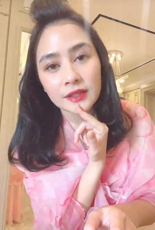 “Aku juga pakai ayeshadow yang agak pink pink. And lipstiknya aku nggak pakai yang matte, aku pakai yang tint dari Implora, jelly tint gitu, aku lupa warna apa, ini warna yang natural,” tuturnya sambil menunjuk ke bibirnya. Foto: Dok. Instagram, TikTok Prilly Latuconsina