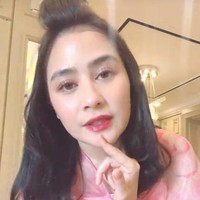 “Aku juga pakai ayeshadow yang agak pink pink. And lipstiknya aku nggak pakai yang matte, aku pakai yang tint dari Implora, jelly tint gitu, aku lupa warna apa, ini warna yang natural,” tuturnya sambil menunjuk ke bibirnya. Foto: Dok. Instagram, TikTok Prilly Latuconsina