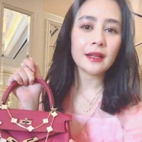 Prilly juga membagikan video momen dirinya bersiap-siap sebelum keliling ke rumah saudara ayah dan ibunya di Hari Lebaran. Pada video itu, Prilly tampak memilih tas Hermes yang dihiasnya dengan kalung. Foto: Dok. Instagram, TikTok Prilly Latuconsina