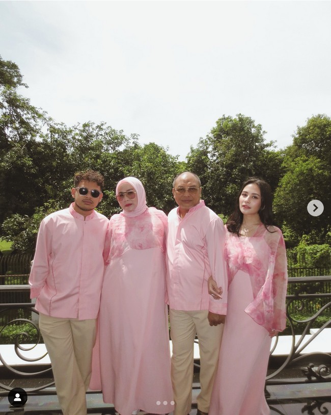 “Pink hues. Peaceful heart. Selamat Eid Mubarak,” tulis Prilly pada unggahan di Instagram yang memperlihatkan foto keluarganya memakai busana pink. Foto: Dok. Instagram, TikTok Prilly Latuconsina