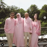 “Pink hues. Peaceful heart. Selamat Eid Mubarak,” tulis Prilly pada unggahan di Instagram yang memperlihatkan foto keluarganya memakai busana pink. Foto: Dok. Instagram, TikTok Prilly Latuconsina