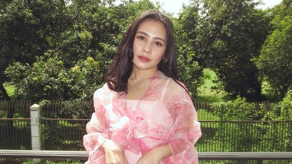 7 Foto Cantik Prilly Latuconsina Pakai Baju Lebaran Terinspirasi Bella Hadid