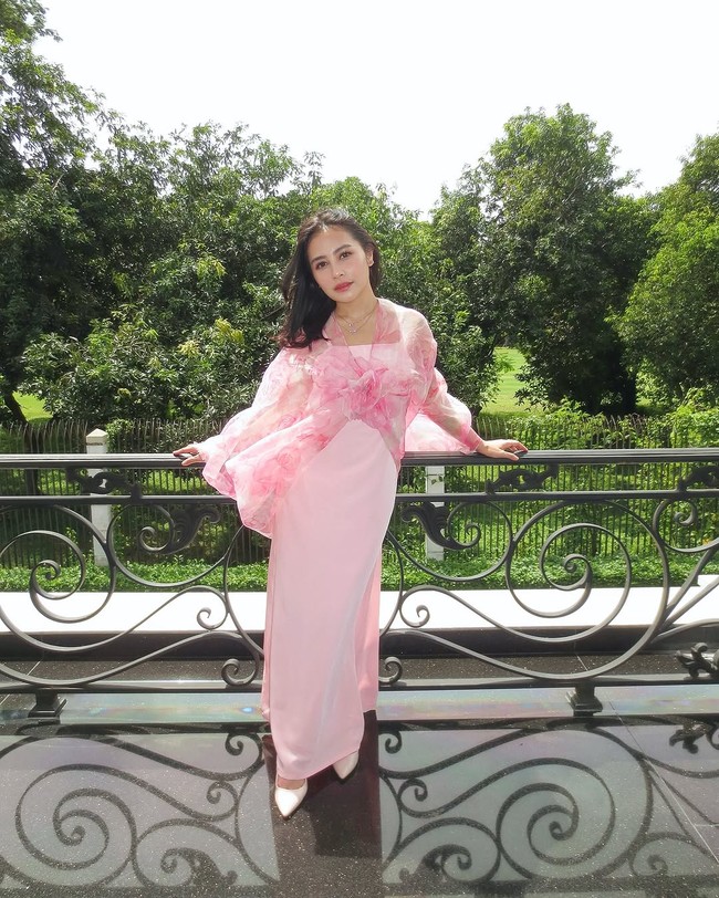 “Ini tuh terinspirasi dari dress-nya Bella Hadid. Kalau kalian pernah lihat foto Bella Hadid pakai dress kayak gini, yes aku nyontoh dari situ. Nggak papa ya kita terinspirasi dari orang yang kita suka,” kata Prilly. Foto: Dok. Instagram, TikTok Prilly Latuconsina