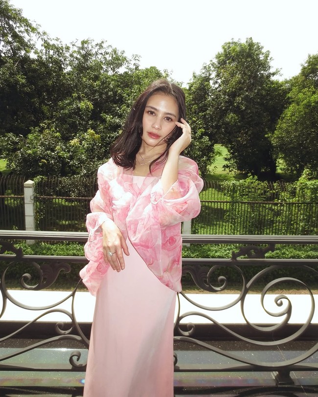 Prilly Latuconsina mengunggah foto penampilannya saat Lebaran 2025 ke akun Instagramnya. Pada keterangan fotonya, Prilly mengatakan saat ibunya memintanya memilih outfit Lebaran, dia menjatuhkan pilihan pada warna pink. Foto: Dok. Instagram, TikTok Prilly Latuconsina