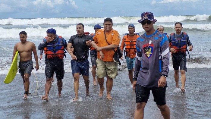 Proses evakuasi wisatawan yang hanyut di Pantai Parangtritis, Bantul, Jumat (4/4/2025)