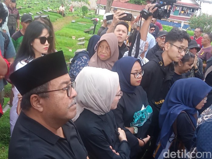Rano Karno di Pemakaman Ray Sahetapy di TPU Tanah Kusir, Jakarta Selatan.