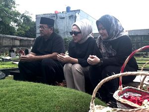Video: Momen Rano Karno Ziarah ke Makam Orang Tua di TPU Tanah Kusir