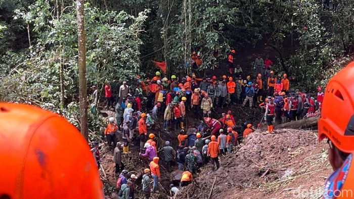 Ratusan orang Tim SAR evakuasi korban longsor di jurang berjarak 200 meter dari jalur Pacet-Cangar, Mojokerto.