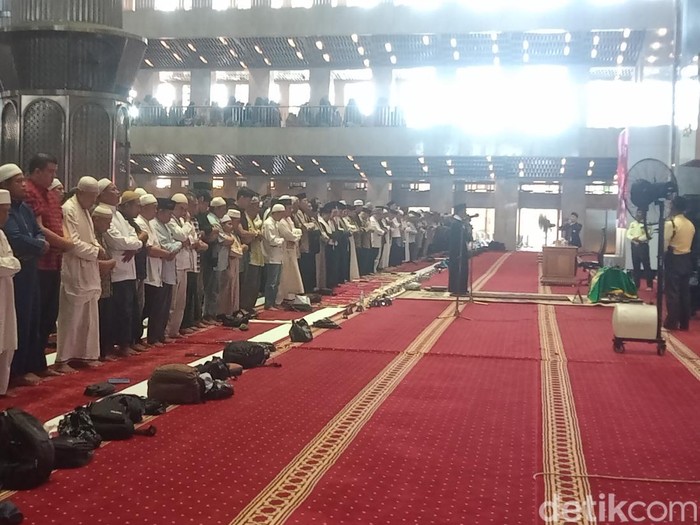 Momen Ray Sahetapy disalati di Masjid Istiqlal