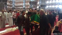 Setelah disalatkan kerabat dan teman menandu keranda jenazah bintang film yang meninggal pada usia 68 tahun itu. Foto: Ahsan/detikHOT
