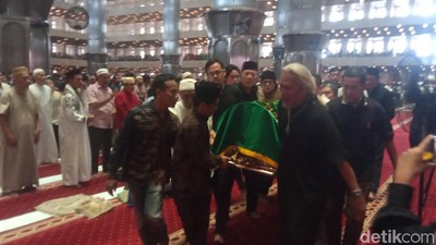 Potret Ketika Jenazah Ray Sahetapy Disalati di Masjid Istiqlal