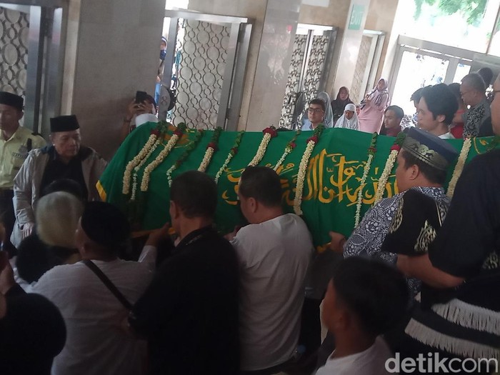 Momen Ray Sahetapy disalati di Masjid Istiqlal