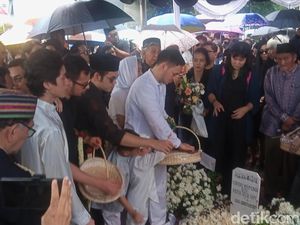 Dewi Yull Hadir, Rintik Hujan dan Tangis Keluarga Iringi Pemakaman Ray Sahetapy