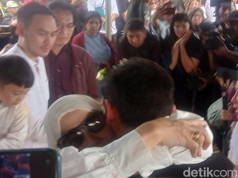 Dewi Yull menghadiri pemakaman Ray Sahetapy.