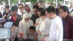 Kebersamaan Dewi Yull Bareng Anak dan Cucu di Samping Pusara Ray Sahetapy