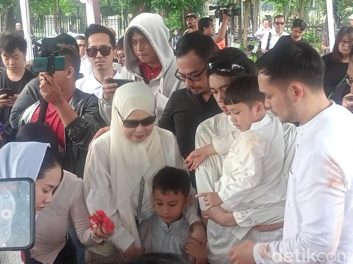 Ray Sahetapy Dewi Yull menghadiri pemakaman Ray Sahetapy.