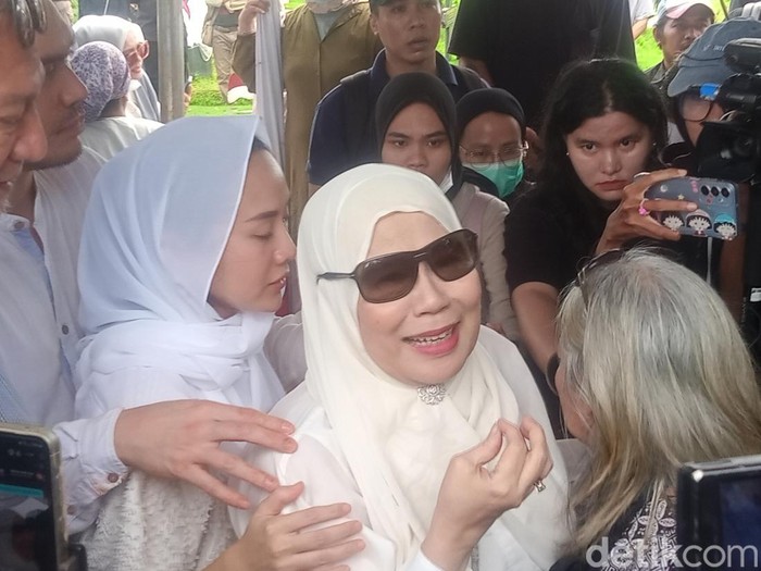 Ray Sahetapy Dewi Yull menghadiri pemakaman Ray Sahetapy.