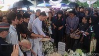 Anak-anak dan cucu-cucu menaburkan bunga di atas pusara Ray Sahetapy. Foto: Ahsan/detikHOT