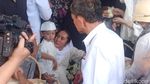 Kebersamaan Dewi Yull Bareng Anak dan Cucu di Samping Pusara Ray Sahetapy