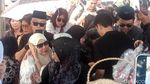 Kebersamaan Dewi Yull Bareng Anak dan Cucu di Samping Pusara Ray Sahetapy
