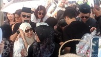 Dewi Yull menyambut pelukan para kerabat yang melayat di TPU Tanah Kusir. Foto: Ahsan/detikHOT