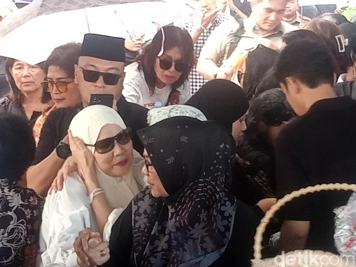 Pemakaman Ray Sahetapy