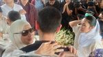 Kebersamaan Dewi Yull Bareng Anak dan Cucu di Samping Pusara Ray Sahetapy