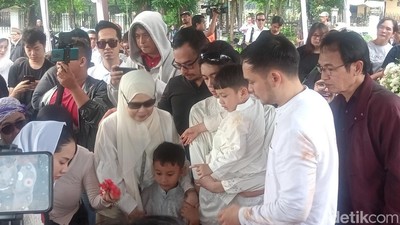 Kebersamaan Dewi Yull Bareng Anak dan Cucu di Samping Pusara Ray Sahetapy