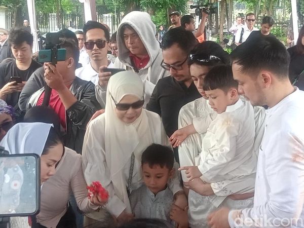 Kebersamaan Dewi Yull Bareng Anak dan Cucu di Samping Pusara Ray Sahetapy