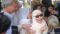 Senyum Dewi Yull menanggapi sapaan para pelayat. Foto: Ahsan/detikHOT
