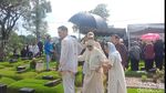 Kebersamaan Dewi Yull Bareng Anak dan Cucu di Samping Pusara Ray Sahetapy