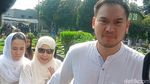 Kebersamaan Dewi Yull Bareng Anak dan Cucu di Samping Pusara Ray Sahetapy