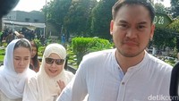 Rama Sahetapy menggandeng Dewi Yull menuju mobil usai pemakaman Ray Sahetapy. Foto: Ahsan/detikHOT