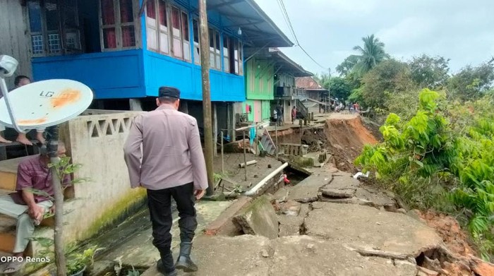Saat tim gabungan meninjau lokasi tanah longsor dan jalan amblas di Musi Banyuasin