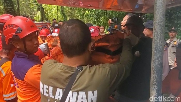 Salah satu anggota keluarga penumpang pikap korban longsor Pacet-Cangar dievakuasi.