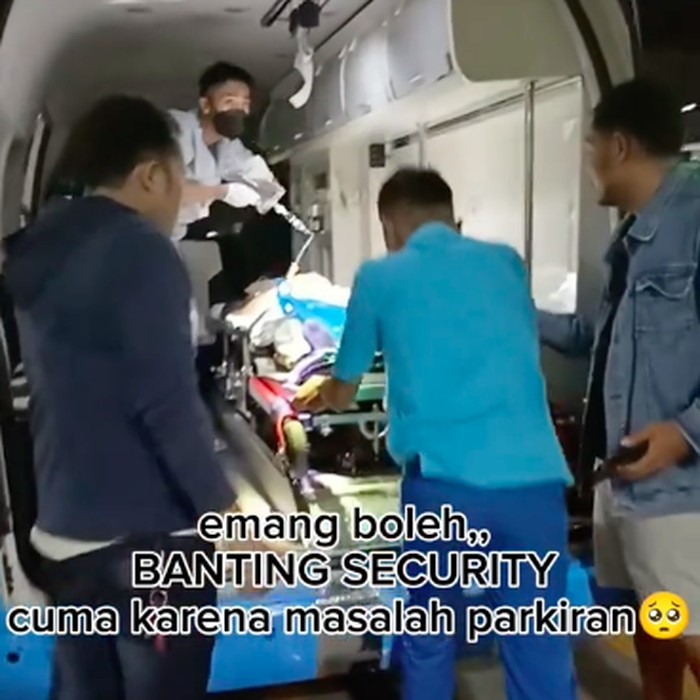 Satpam di RS Mitra Keluarga Bekasi dianiaya pihak keluarga pasien hingga mengalami kejang dan muntah darah. Istri S, BD, menceritakan kronologi kasus tersebut. (dok Pribadi/BD)
