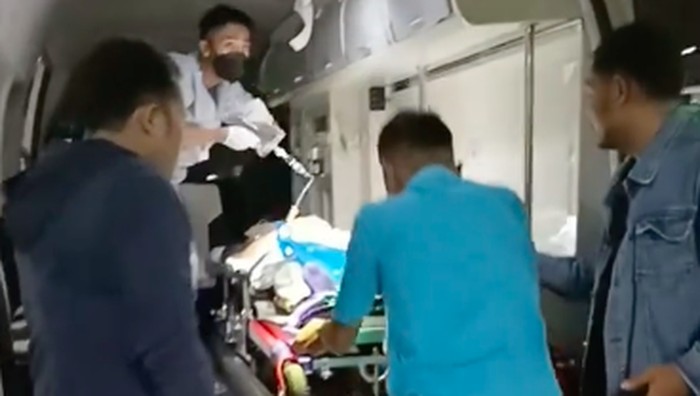 Satpam di RS Mitra Keluarga Bekasi dianiaya pihak keluarga pasien hingga mengalami kejang dan muntah darah. Istri S, BD, menceritakan kronologi kasus tersebut. (dok Pribadi/BD)