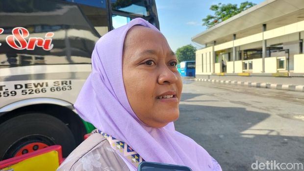 Sejumlah perantau terlihat sudah tiba di Terminal Kalideres setelah mudik Lebaran. (Maulani/detikcom)