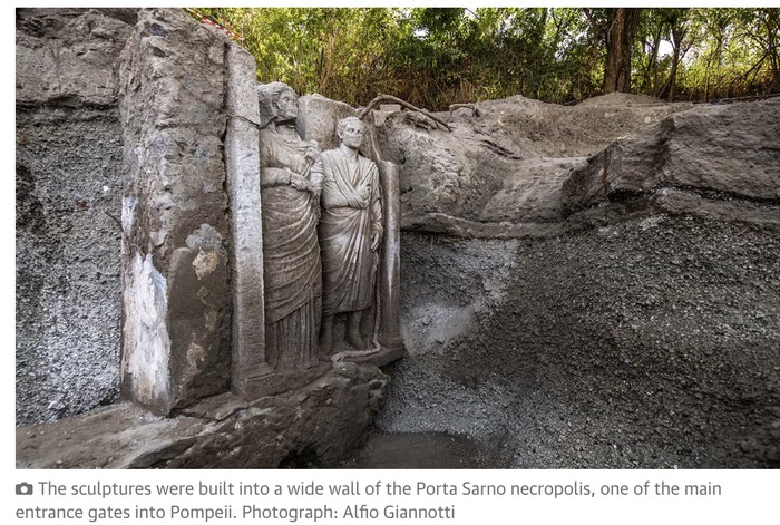 Sepasang patung perempuan dan laki-laki ditemukan terukir di dinding pemakaman Pompeii