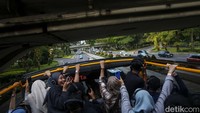 Wisata bus dengan rute yang melewati landmark Kota Jakarta menjadi salah satu pilihan menarik warga untuk mengisi waktu libur Lebaran.