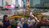Wisatawan dapat menikmati keindahan ikon kota dan gedung-gedung pencakar langit Jakarta sembari menjelajahi destinasi wisata populer ibu kota.