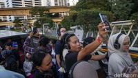 Layanan bus tingkat tanpa atap ini menawarkan pengalaman wisata yang berbeda, terutama saat sore dan malam hari.