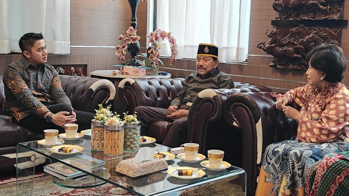 Seskab Letkol Teddy Indra Wijaya silaturahmi Lebaran ke rumah AM Hendropriyono. (dok.Istimewa)