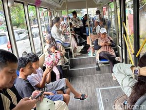 Wisatawan Jajal Keseruan Keliling Kota Batu Naik Shuttle Bus di Libur Lebaran