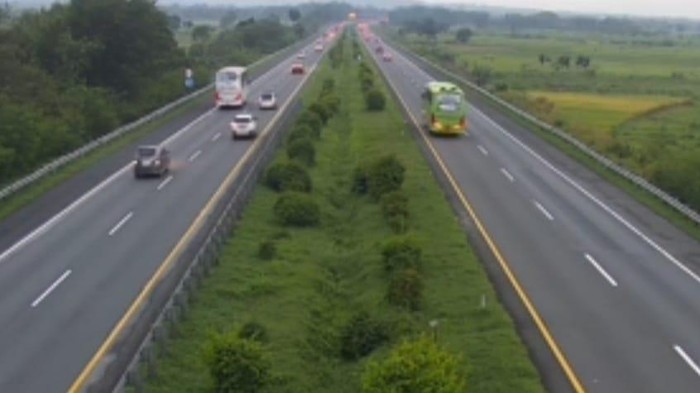 Sistem satu arah (one way) di Tol Trans Jawa diperpanjang pada momen arus balik mudik Lebaran 2025 dari Tol Kanci Km 219 hingga Tol Jakarta-Cikampek Km 70. (dok TMC Polda Metro)