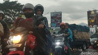 Tak hanya kendaraan roda empat, kendaraan roda dua juga memadati kawasan Garut.