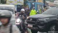 Petugas kepolisian bersiaga di jalur. Kondisi hujan pun jadi teman selama perjalanan pulang.